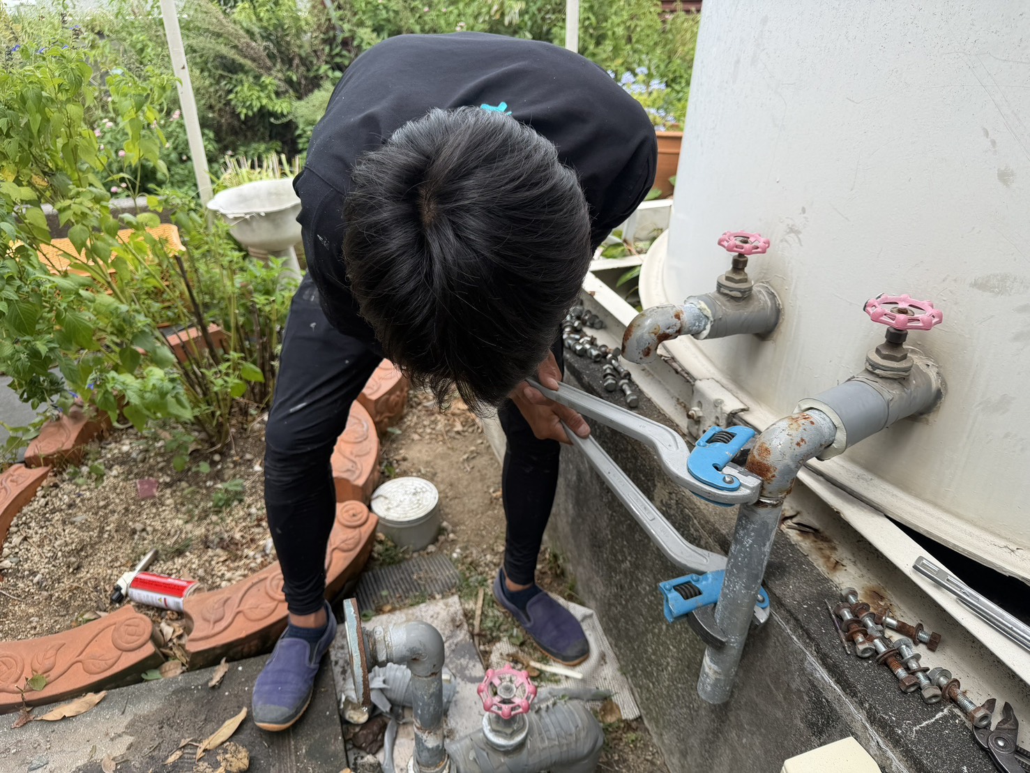 配管の締め付け作業中の様子